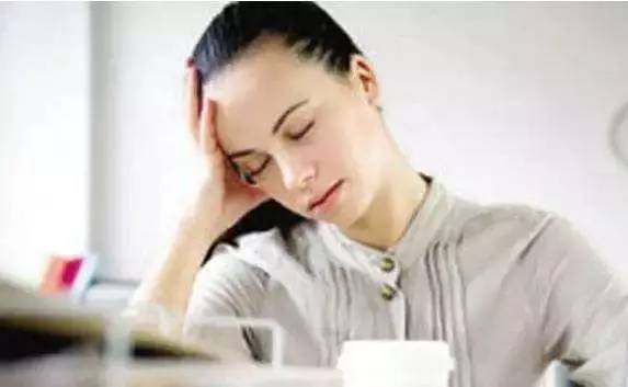 what！？“香”艳的美女成了办公室污染源，甲醛治理非常必要！