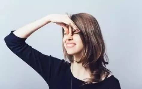 what！？“香”艳的美女成了办公室污染源，甲醛治理非常必要！