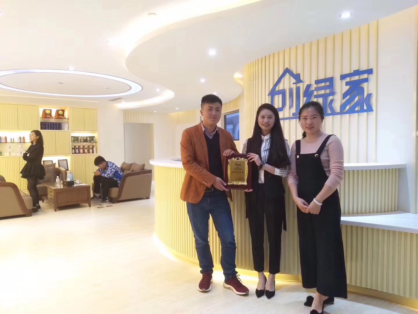 热烈祝贺蒋总签约创绿家江苏省市级代理！