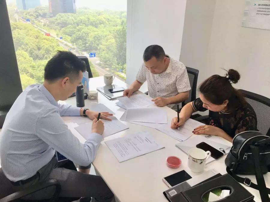 热烈祝贺李总夫妇签约创绿家湖南省常德市区级代理！