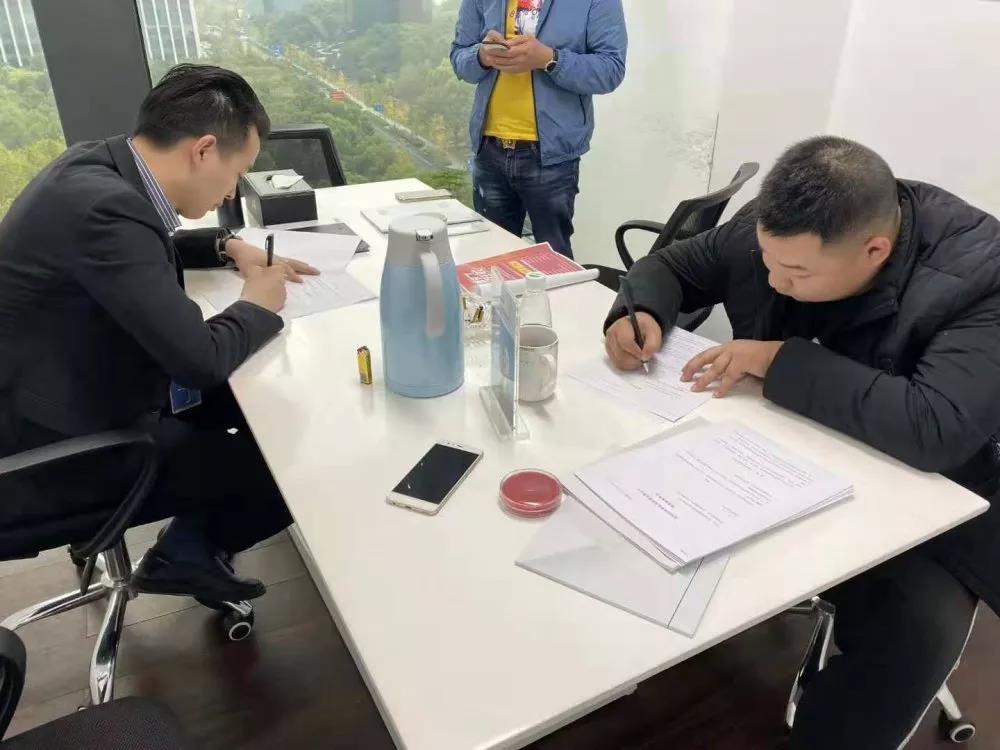 热烈祝贺杨总签约创绿家四川省泸州市区级代理！